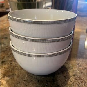 Gallery Tabletops Dynasty White Ceramic Dinnerware Set with Silver Texture